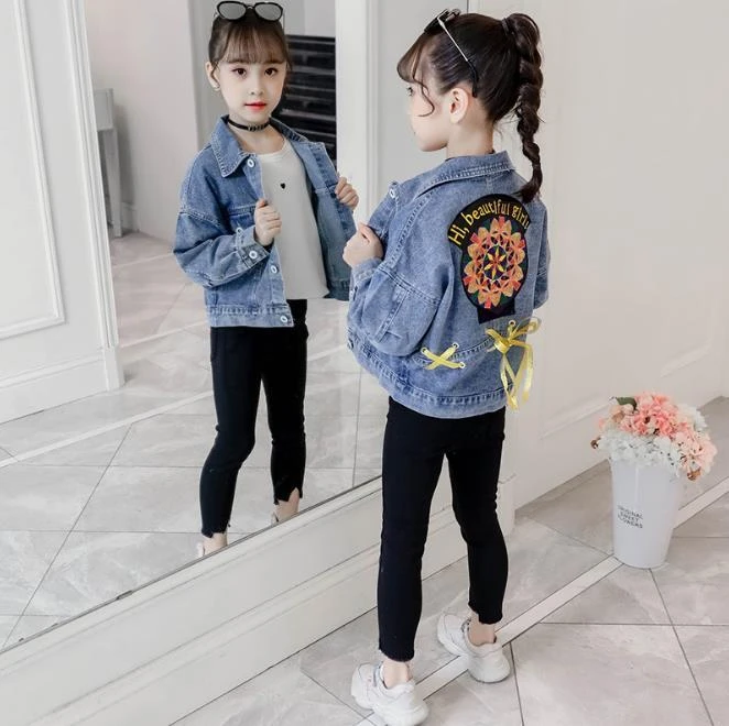 Veste en jean décontractée avec broderies florales au dos